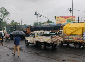 घुग्घुस शहरातील वारंवार रेल्वे गेट बंद असल्याने वाहतूक व नागरिकांची कोंडी