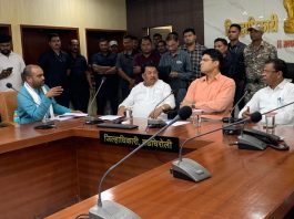 शेतकऱ्यांच्या भावना समजून जमीन अधिग्रहणाची प्रक्रियेला स्थगिती द्या – कांग्रेस पदाधिकाऱ्यांची जिल्हाधिकारी यांच्याशी चर्चा