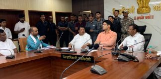 शेतकऱ्यांच्या भावना समजून जमीन अधिग्रहणाची प्रक्रियेला स्थगिती द्या – कांग्रेस पदाधिकाऱ्यांची जिल्हाधिकारी यांच्याशी चर्चा