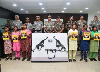 9 वरिष्ठ माओवाद्यांनी गडचिरोली पोलीस दल व सीआरपीएफ समोर केले आत्मसमर्पण