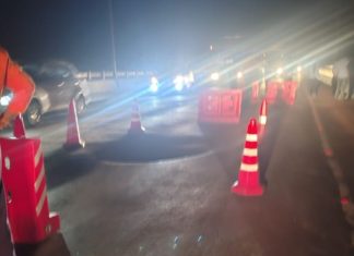 लॉयड मेटलच्या जड वाहतुकीचा कहर; चक्क पुलियावर होतोय मोठं-मोठया खड्यांचा बहर