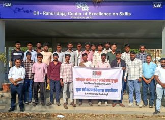 लॉयड्स इन्फिनाइट फाऊंडेशनचा स्तुत्य उपक्रम ; घुग्घूस परिसरातील २२ तरुण जेसीबी प्रशिक्षणासाठी छिंदवाडा येथे रवाना
