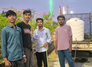 अकोला बाजारच्या तरुणांचा सामाजिक वारसा ; मुख्य रस्त्यावरील झाडांना पाणी देऊन जपली पर्यावरण बांधिलकी