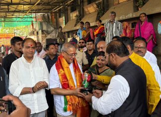 विधान परिषद निवडणुकीसाठी भाजपचे अधिकृत उमेदवार अरुण लखाणी यांनी घेतले माता महाकालीचे दर्शन